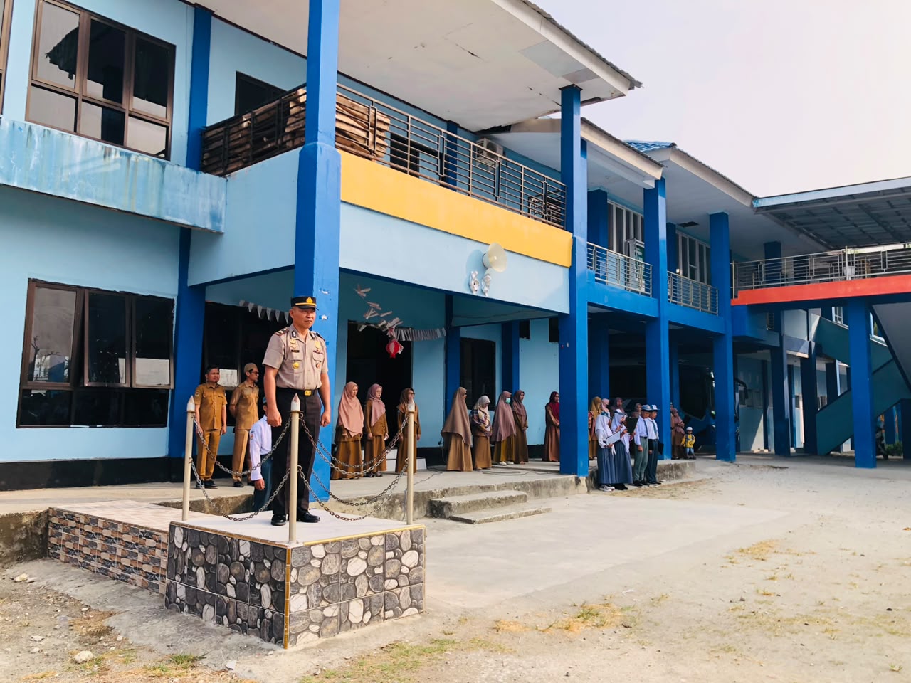 Perkuat Kesadaran Kamtibmas, Iptu Novembry Pimpin Upacara Pagi di SMK Negeri 1 Biau